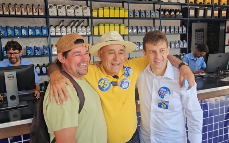 Caminhada de Bocalom e Velloso reúne militância e apoio de comerciantes na Via Chico Mendes